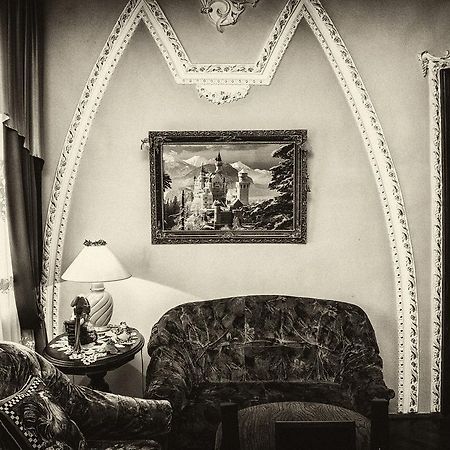 Vip-Apartments Angel Palas チェルニウツィー エクステリア 写真