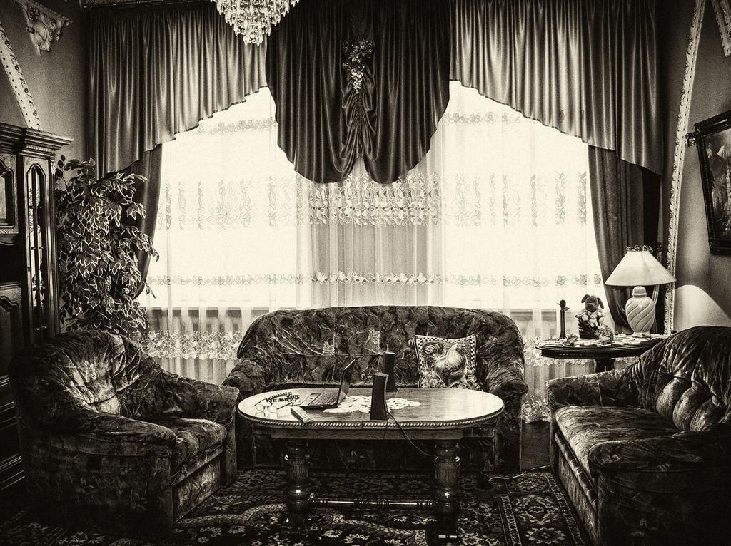 Vip-Apartments Angel Palas チェルニウツィー エクステリア 写真