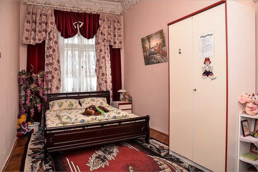 Vip-Apartments Angel Palas チェルニウツィー エクステリア 写真