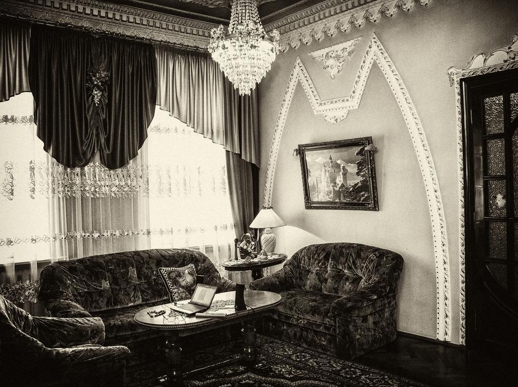 Vip-Apartments Angel Palas チェルニウツィー エクステリア 写真