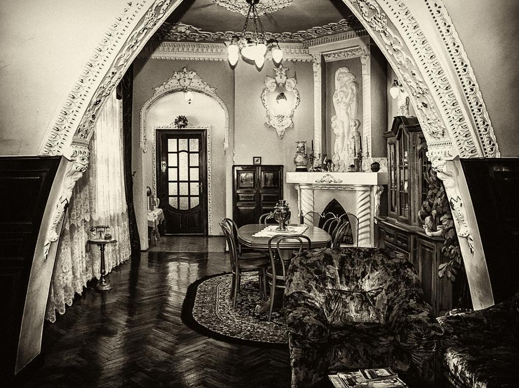 Vip-Apartments Angel Palas チェルニウツィー エクステリア 写真